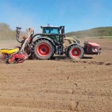 Zon&aacute;ln&iacute; aplikace bakteri&iacute; a&nbsp;živin při v&yacute;sevu s&oacute;ji