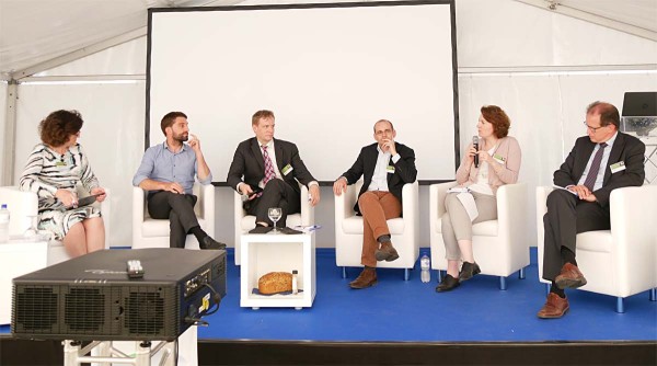 Panelov&aacute; diskuse: zleva, Liz McNamara Hundere (Yara), Louis Mahy (Evropsk&aacute; komise), Ulrich Adam (CEMA), Luc Vernet (Farm Europe), Tiffanie Stephani (Fertilizers Europe) a&nbsp;Jurgen Tack (ELO)