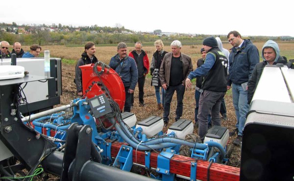 Př&iacute;choz&iacute; si prohl&eacute;dli robotickou sečku