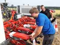 Plněn&iacute; sec&iacute;ho stroje osivem řepky 10. 8. 2020