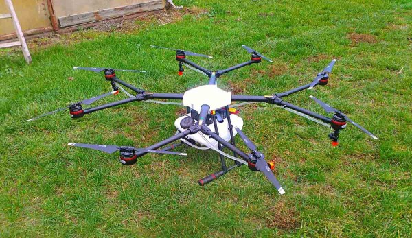 Obr. 12: Bezpilotn&iacute; prostředek Agras s&nbsp;postřikovačem