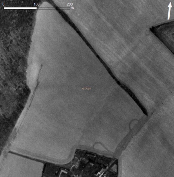 Obr. 4: Funkčn&iacute; krajinn&yacute; prvek na leteck&eacute;m sn&iacute;mku v&nbsp;roce 2000
