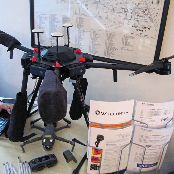 V předs&aacute;l&iacute; byly vystaven&eacute; různ&eacute; typy dronů