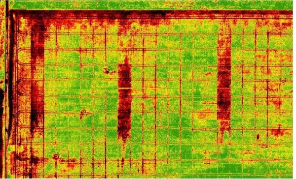 Obr. 9: NDVI index pro pokus ve Valdicích, 21. 4. 2018 při přísušku; červeně zobrazené parcely jsou kontrolní, kde rostliny vykazují změnu v intenzitě fotosyntézy vlivem působení patogena P. brassicae Obr. 9: NDVI index pro pokus ve Valdicích, 21. 4. 2018 při přísušku; červeně zobrazené parcely jsou kontrolní, kde rostliny vykazují změnu v intenzitě fotosyntézy vlivem působení patogena P. brassicae