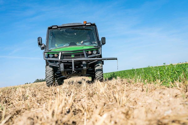 Ke zpřesněn&iacute; hranic pozemků si zapůjčili užitkov&eacute; vozidlo Gator XUV835M vybaven&eacute; sadou AMS a&nbsp;přij&iacute;mačem StarFire