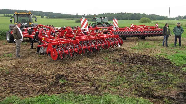 Stroje s&nbsp;přesnou navigac&iacute; omez&iacute; zbytečn&eacute; přejezdy po poli