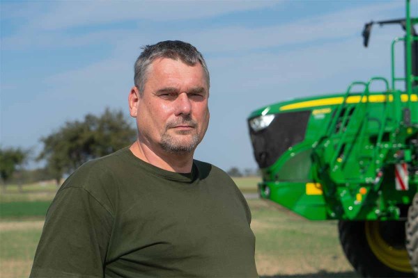 Nov&yacute; postřikovač R4050i s&nbsp;karbonov&yacute;mi rameny o&nbsp;z&aacute;běru 36 metrů je v&nbsp;Zaječic&iacute;ch vybaven trojic&iacute; senzorů Terrain CommandPro zaji&scaron;ťuj&iacute;c&iacute;ch přesn&eacute; kop&iacute;rov&aacute;n&iacute; ter&eacute;nu, v&nbsp;kombinaci s&nbsp;nez&aacute;visl&yacute;m pneumatick&yacute;m odpružen&iacute;m každ&eacute;ho kola XtraFlex je dosaženo plynul&eacute; komfortn&iacute; j&iacute;zdy a&nbsp;přesn&eacute; aplikace