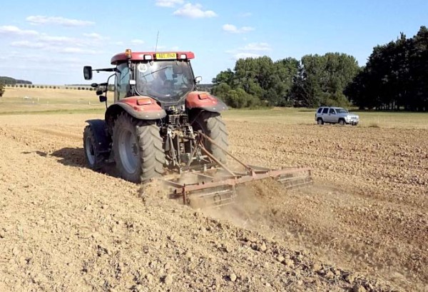 Zpracov&aacute;n&iacute; půdy pomoc&iacute; kultiv&aacute;toru