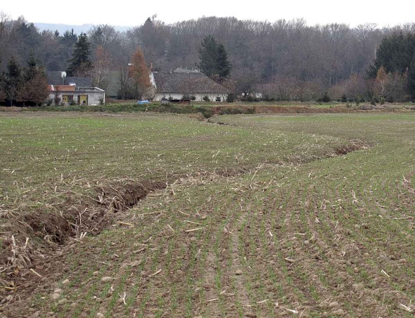 Obr. 6: Fotodokumentace erozn&iacute; ud&aacute;losti - velk&aacute; v&yacute;molov&aacute; erozn&iacute; r&yacute;ha (foto V&Uacute;MOP v.v.i.)