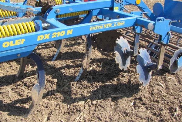 Obr. 9: Dl&aacute;tov&aacute;n&iacute; lze prov&eacute;st i&nbsp;pomoc&iacute; klasick&yacute;ch dl&aacute;tov&yacute;ch kypřičů (vlevo) a&nbsp;kypřičů s&nbsp;poloparabolick&yacute;mi slupicemi (vpravo)