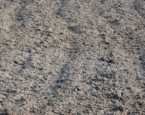 Obr. 7: Při &scaron;patn&eacute;m seř&iacute;zen&iacute; pluhu jsou patrn&eacute; jednotliv&eacute; z&aacute;běry orebn&iacute; soupravy