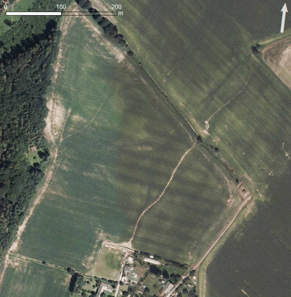 Obr. 5: Již nefunkčn&iacute; krajinn&yacute; prvek a&nbsp;zřeteln&aacute; v&yacute;molov&aacute; eroze v&nbsp;roce 2012