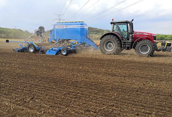 Obr. 2: Section control přin&aacute;&scaron;&iacute; největ&scaron;&iacute; ekonomick&yacute; efekt u&nbsp;největ&scaron;&iacute;ch sec&iacute;ch strojů, jako je např. Falcon 8 PRO Fert+ se z&aacute;sobn&iacute;kem 8,5 m3 a&nbsp;pracovn&iacute;m z&aacute;běru 8 m, kde se brzy stane standardem