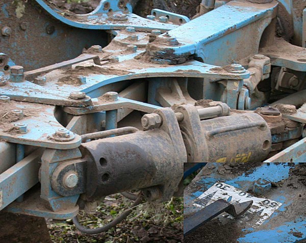 Obr. 5: D&iacute;ky speci&aacute;ln&iacute; konstrukci pluhů (tzv. variopluhy) lze během j&iacute;zdy plynule měnit z&aacute;běr pluhu, stupnice na r&aacute;mu pluhu umožňuje traktoristovi nastavit požadovan&yacute; z&aacute;běr (detail)