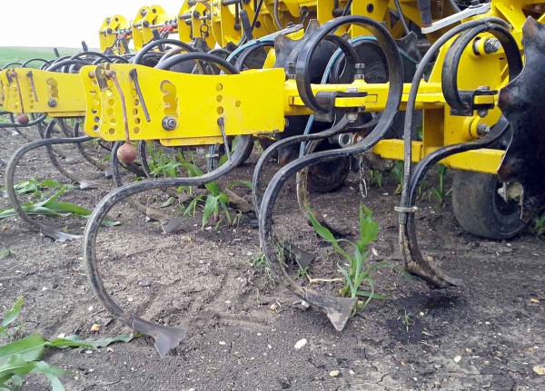 Obr. 3: Inovovan&aacute; koncepce pracovn&iacute; sekce meziř&aacute;dkov&eacute;ho kypřiče pro &uacute;činn&eacute; rozru&scaron;ov&aacute;n&iacute; půdn&iacute;ho &scaron;kraloupu, složen&aacute; ze středov&eacute; (zadn&iacute;) &scaron;ir&scaron;&iacute; &scaron;&iacute;povit&eacute; radličky s&nbsp;nez&aacute;vislou regulac&iacute; pracovn&iacute; hloubky pro vytv&aacute;řen&iacute; protierozn&iacute;ho žl&aacute;bku, navazuj&iacute;c&iacute; &scaron;&iacute;povit&eacute; radličky a&nbsp;nejbl&iacute;že k&nbsp;rostlin&aacute;m um&iacute;stěn&aacute; dl&aacute;tka s&nbsp;testovan&yacute;m aplikačn&iacute; veden&iacute;m pro injekt&aacute;ž kapaln&eacute;ho hnojiva do bl&iacute;zkosti kořenov&eacute; soustavy