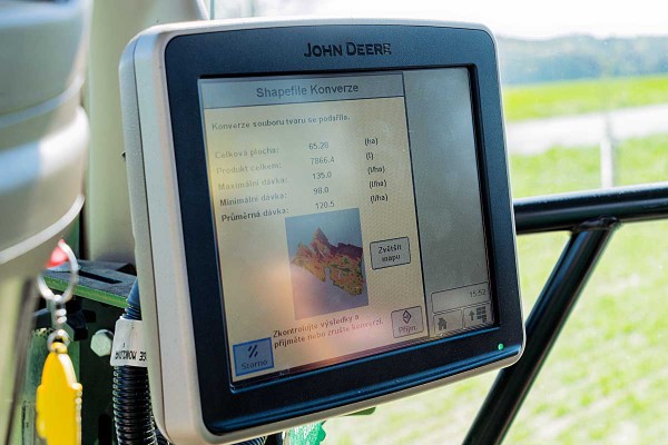Nahr&aacute;n&iacute; aplikačn&iacute;ch map může proběhnout bezdr&aacute;tově nebo pomoc&iacute; USB flash disku, aplikačn&iacute; d&aacute;vku lze je&scaron;tě v&nbsp;displeji upravit a&nbsp;d&iacute;ky spojen&iacute; přes ISOBUS je c&iacute;lov&aacute; d&aacute;vka přesně ř&iacute;zena podle polohy stroje na poli