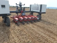 Agregace se sec&iacute;m strojem Kverneland Monopill e-drive