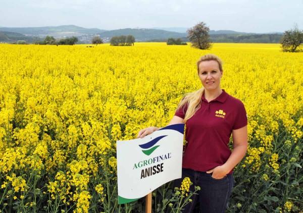 Obr. 1: ES Anisse - intenzivní hybrid, odolný k přísuškům, s vyšší rezistencí vůči fomovému černání stonku, vhodný i pro pozdní setí Obr. 1: ES Anisse - intenzivní hybrid, odolný k přísuškům, s vyšší rezistencí vůči fomovému černání stonku, vhodný i pro pozdní setí