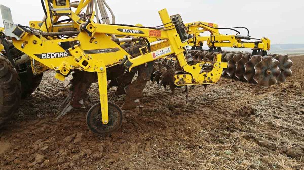 Terrastrip s&nbsp;rozteč&iacute; dl&aacute;t 45 cm a&nbsp;uložen&iacute;m hnojiva do půdn&iacute;ho profilu v&nbsp;hloubce 15&ndash;25 cm