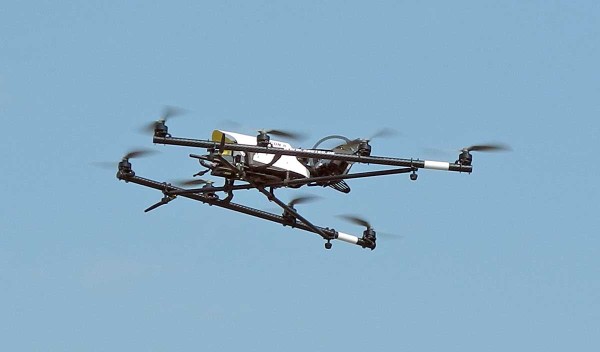 Obr. 1: Bezpilotn&iacute; prostředek Asctec Falcon 8 s&nbsp;v&yacute;měnn&yacute;mi kamerov&yacute;mi syst&eacute;my