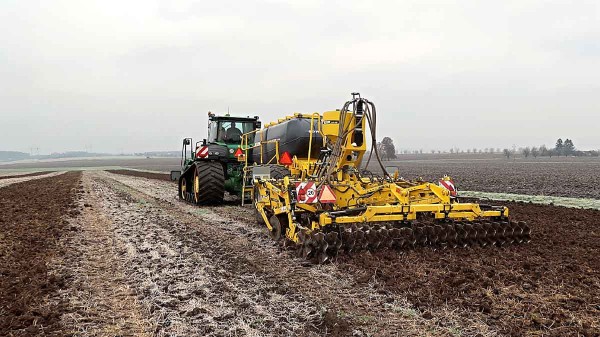 Př&iacute;prava půdy novou technologi&iacute; pro cukrovou řepu skl&iacute;zenou v&nbsp;roce 2021