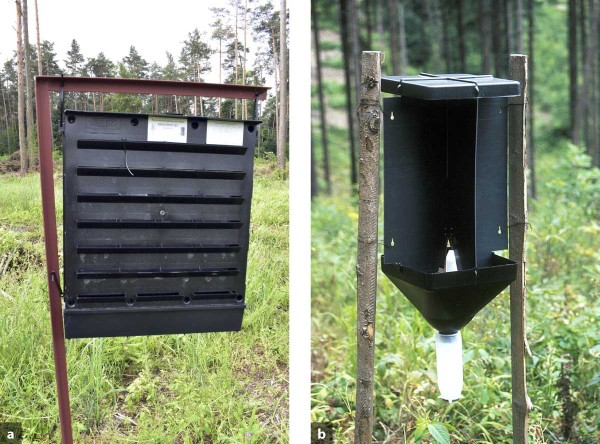 Feromonový lapač - a) štěrbinový, b) křížový Feromonový lapač - a) štěrbinový, b) křížový