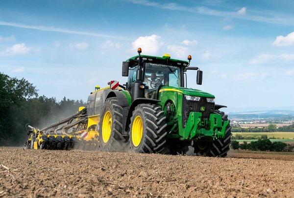 Ide&aacute;ln&iacute; linie pojezdů zvy&scaron;uj&iacute; efektivitu pr&aacute;ce na poli, ve svažit&yacute;ch pozemc&iacute;ch nav&iacute;c mohou přin&eacute;st benefit v&nbsp;podobě ochrany proti půdn&iacute; erozi a&nbsp;obsluha si může d&aacute;t ruce za hlavu