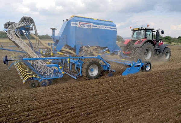 Obr. 2: Section control přin&aacute;&scaron;&iacute; největ&scaron;&iacute; ekonomick&yacute; efekt u&nbsp;největ&scaron;&iacute;ch sec&iacute;ch strojů, jako je např. Falcon 8 PRO Fert+ se z&aacute;sobn&iacute;kem 8,5 m3 a&nbsp;pracovn&iacute;m z&aacute;běru 8 m, kde se brzy stane standardem