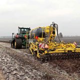 Hlubok&eacute; kypřen&iacute; půdy v&nbsp;ose budouc&iacute;ch ř&aacute;dků cukrov&eacute; řepy