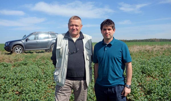 Obchodní zástupce společnosti Limagrain Josef Prais a Václav Kocek v porostu raného hybridu Alicante Obchodní zástupce společnosti Limagrain Josef Prais a Václav Kocek v porostu raného hybridu Alicante
