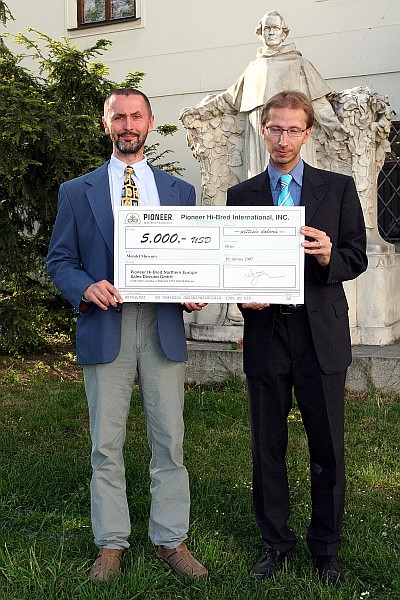 Před&aacute;n&iacute; daru před sochou J.G. Mendela