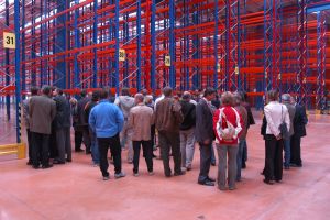 Host&eacute; při prohl&iacute;dce skladov&yacute;ch hal