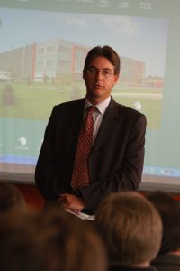 Jednatel společnosti Bayer pan Dirk Schade při slavnostn&iacute;m otevřen&iacute; centr&aacute;ln&iacute;ho skladu