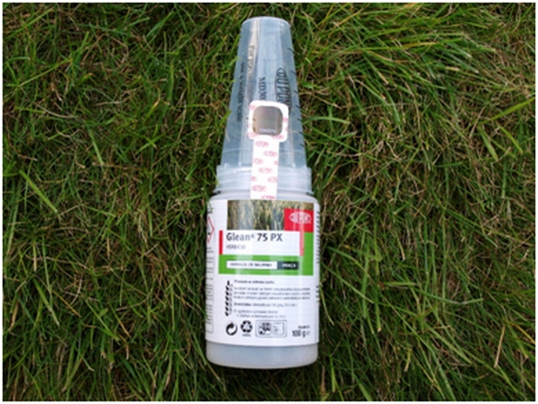 Obr. 4: Balení přípravku Glean® 75 PX s plastovou odměrkou a ochrannými prvky kvality originálního přípravku společnosti DuPont Obr. 4: Balení přípravku Glean® 75 PX s plastovou odměrkou a ochrannými prvky kvality originálního přípravku společnosti DuPont