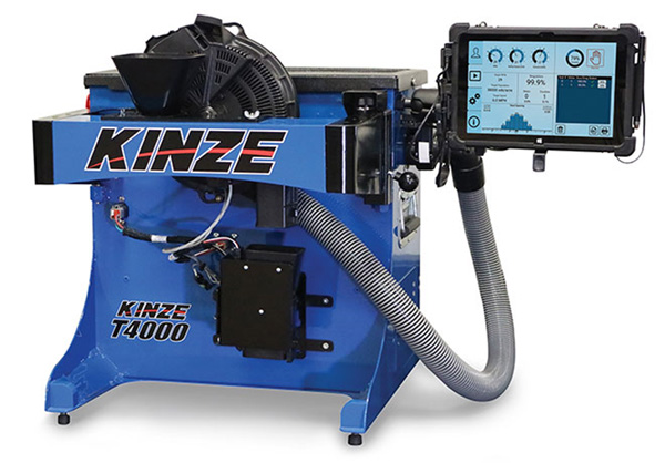 Obr. 3: Nov&eacute; testovac&iacute; zař&iacute;zen&iacute; T 4000 je schopn&eacute; modelovat situace s&nbsp;různ&yacute;mi parametry set&iacute; a&nbsp;semeny, na z&aacute;kladě kter&eacute;ho může servisn&iacute; pracovn&iacute;k diagnostikovat v&yacute;sevn&iacute; &uacute;stroj&iacute; a&nbsp;prov&eacute;st seř&iacute;zen&iacute; nebo opravu