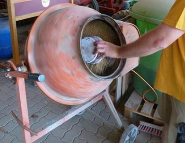 Obr. 2: Aplikace očkovac&iacute; l&aacute;tky za použit&iacute; m&iacute;chačky je běžn&aacute; praxe. Rychlost kl&iacute;čen&iacute; osiva může b&yacute;t sn&iacute;žena v&nbsp;důsledku fyzick&eacute;ho po&scaron;kozen&iacute; semen. Vět&scaron;&iacute; množstv&iacute; osiva se obvykle inokuluje pomoc&iacute; stř&iacute;kac&iacute;ch pistol&iacute; nebo m&iacute;chadly namontovan&yacute;mi na traktorech.