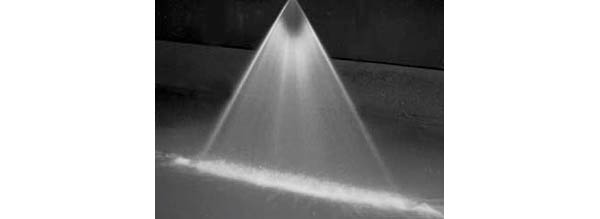 Detail ploch&eacute;ho v&yacute;střikov&eacute;ho obrazce trysky