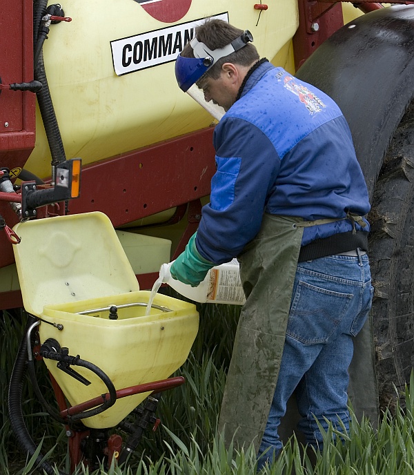 Je-li postřikovač vybaven přim&iacute;ch&aacute;vac&iacute;m a&nbsp;vyplachovac&iacute;m zař&iacute;zen&iacute;m, použijte je, pr&aacute;ce bude snadněj&scaron;&iacute; a&nbsp;bezpečněj&scaron;&iacute;