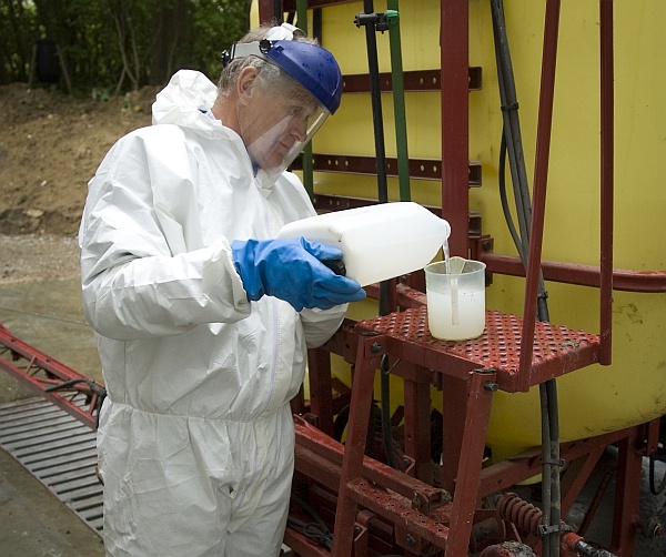 K odměřen&iacute; množstv&iacute; př&iacute;pravku potřebn&eacute; pro naředěn&iacute; použijte vhodn&eacute; odměrn&eacute; n&aacute;doby a&nbsp;pomůcky