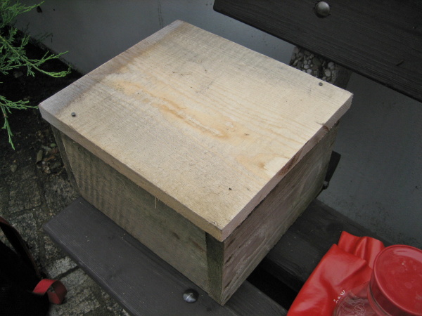 Dřevěn&aacute; bed&yacute;nka se hod&iacute; na přikryt&iacute; n&aacute;doby