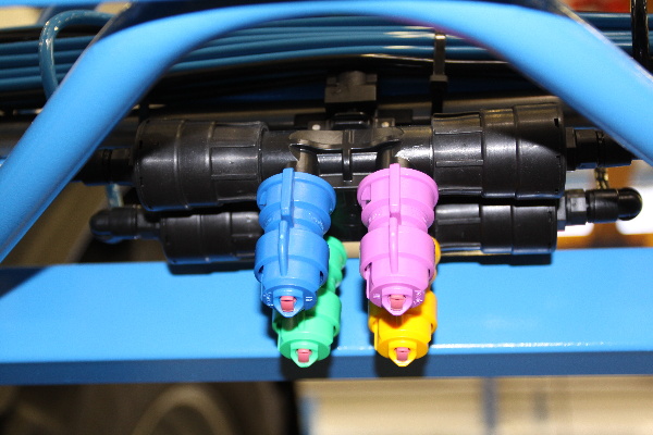 SELEJET přep&iacute;n&aacute; za j&iacute;zdy 2,3 nebo 4 velikosti trysek tak, aby byl při různ&eacute; rychlosti zachovan&yacute; st&aacute;l&yacute; tlak na trysce