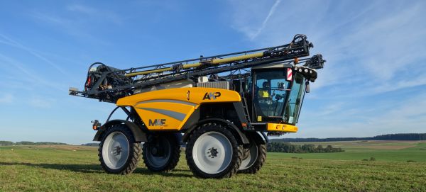 Nádrž má obsah 4000 litrů, stroj je oproti modelu MAF 4240 celkově kratší s nižší hmotností, pohledově velmi kompaktní. Hlavní změnou je nasazení nového motoru JCB tier 4 o výkonu 175 koní. Motor má nižší výkon, ale vysoký krouticí moment, ve spojení se silnou hydraulikou pojezdu zajistí výbornou průchodnost postřikovače ve většině oblastí ČR. Nabízí světlost podvozku až 170 cm, pracovní záběr 24 až 36 m, rozchod kol od 150–295 cm dle přání, výškovou stavitelnost postřikového rámu 50-280 cm. MAF 4180 doplňuje modelovou řadu strojů AKP Mazzotti a vyplňuje prostor mezi modely Ibis a MAF. Modely Ibis (3145 LP) jsou určeny pro menší výměry a díky jednoduché, ale spolehlivé konstrukci jsou cenově dostupné. Postřikovač Ibis je určen pro zemědělce s menšími výměrami kolem 1000 ha. Díky jednoduché, ale spolehlivé konstrukci, jsou tyto modely cenově dostupné. Pořizovací náklady modelu Ibis 3145 LP jsou srovnatelné s nákupem traktoru + taženého postřikovače. Ovšem světlá výška traktoru a taženého postřikovače neumožní ošetření vyšších plodin bez jejich poškození a bude potřeba služeb vyššího samochodu. Se samojízdným postřikovačem IBIS 3145 LP lze naopak služby poskytovat ostatním. Se světlou výškou postřikovače 1250 mm až 1700 mm to není žádný problém. Naopak modely původního MAF 4240 a 5240 jsou určeny pro větší výměry, poskytují nejvyšší možný komfort a technologická řešení a řadí se na vrchol žebříčku napříč všemi značkami postřikovačů. Na jedné straně tedy stojí nádrž s objemem 3000 litrů (Ibis 3145) a na druhé nádrž s objemem 4600 litrů (MAF 4240) proto pro model MAF 4180 byla zvolena nádrž o objemu 4000 litrů. Nový model však neměl slevit z komfortu a moderních technologických řešení, které šetří čas obsluhy a zefektivňují práci na poli. Nový model dostal označení MAF (4180) a z této řady převzal konstrukční řešení. Zejména kabinu Claas, která vzbudila mezi farmáři veliký zájem nabízeným komfortem a výhledem. Menší objem nádrže i kompaktnější konstrukce za použití efektivnějších motorů JCB, umožnily snížit provozní i pořizovací náklady a přiblížit tak moderní, spolehlivou a výkonnou řadu postřikovačů AKP MAF i menším zemědělcům. Model samojízdného postřikovače IBIS 3145 LP, který také prochází v současné době inovací, dodáváme s objemem nádrže 3000 litrů, motorem Perkins o výkonu 145 koní a pracovním záběrem 18 až 30 m. Rozchod kol 225–300 cm, výšková stavitelnost postřikového rámu 50–280 cm. Postřiková část včetně ramen všech postřikovačů AKP je sestavena přímo v našich dílnách AKP podle individuálních potřeb a přání zemědělců, jako například ramena se záběrem 30 m variabilně zavíratelná na 24 m nebo i 18 m.