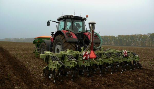 technologie pěstov&aacute;n&iacute; kukuřice, slunečnice a&nbsp;řepky do p&aacute;sů strojem strip-till Orthman &bdquo;1tRIPr&ldquo;.
