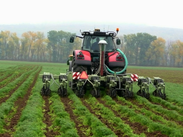 technologie pěstov&aacute;n&iacute; kukuřice, slunečnice a&nbsp;řepky do p&aacute;sů strojem strip-till Orthman &bdquo;1tRIPr&ldquo;.