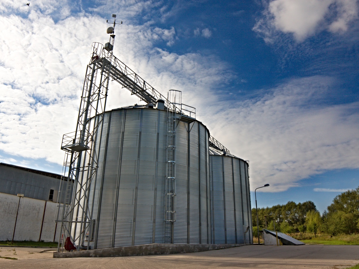 Sila GSI s&nbsp;kapacitou 2400 t byla v&nbsp;are&aacute;lu společnosti postavena již v&nbsp;roce 2009 a&nbsp;letos byla přebudov&aacute;na posklizňov&aacute; linka u&nbsp;hlavn&iacute;ho sila s&nbsp;kapacitou 12500 t.