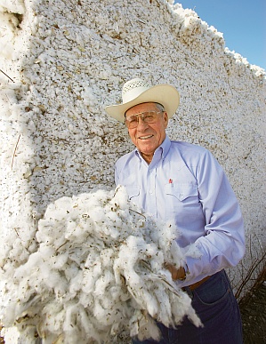 Modern&iacute; technologie &scaron;lechtěn&iacute; a&nbsp;partnerstv&iacute; mezi zemědělci a&nbsp;zpracovateli je využ&iacute;v&aacute;no při v&yacute;robě bavlny v&nbsp;USA, kde je z&nbsp;geneticky modifikovan&yacute;ch rostlin bavlny z&iacute;sk&aacute;v&aacute;no vysoce kvalitn&iacute; vl&aacute;kno, vhodn&eacute; pro v&yacute;robu kvalitn&iacute;ch l&aacute;tek s&nbsp;obchodn&iacute; zn&aacute;mkou FiberMax&reg;, na fotografie vid&iacute;me Jerryho Mimmse hospodař&iacute;c&iacute;ho na rodin&eacute; farmě v&nbsp;Lubecku (Texas, USA), foto Bayer CropScience.