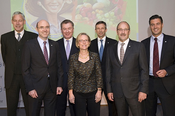 Členov&eacute; veden&iacute; společnosti Bayer CropScience zleva doprava: Lykele van der Broek (provozn&iacute; ředitel), Michael Schulz (finančn&iacute; ředitel), R&uuml;diger Scheitza (ředitel strategick&eacute;ho a&nbsp;obchodn&iacute;ho pl&aacute;nov&aacute;n&iacute;), Sandra Peterson (v&yacute;konn&aacute; ředitelka společnosti), Achim Noack (ředitel dod&aacute;vek produktů), David Nicholson (vedouc&iacute; v&yacute;zkumu a&nbsp;v&yacute;voje), Steffen Kurzawa (Vedouc&iacute; oddělen&iacute; komunikace).