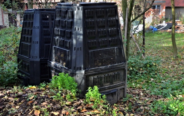 M&iacute;sto otevřen&eacute;ho kompostu můžeme použ&iacute;t kompost&eacute;r